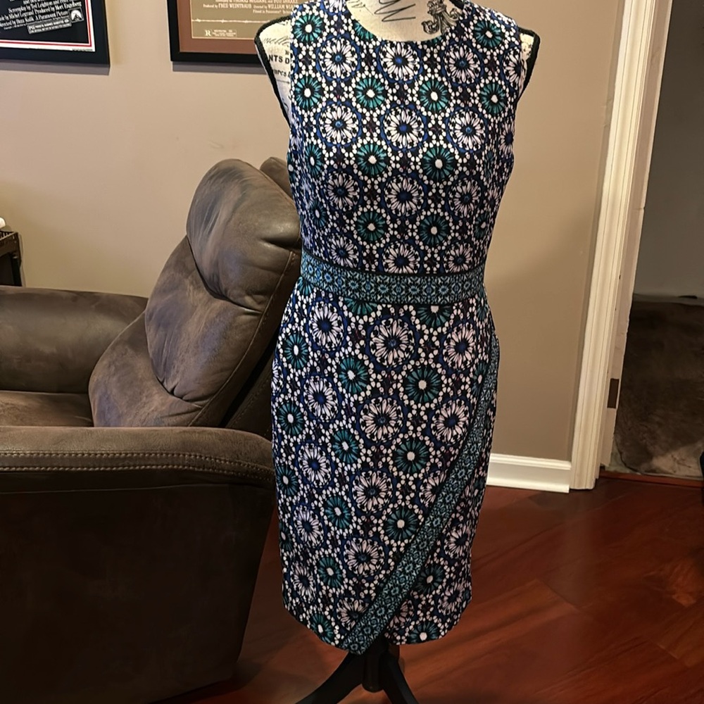Maggy London size 6 dress great color soft and flowing perfect from work to out